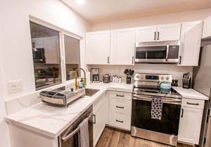 New Pacific Beach Zen Studio! Hot Tub, A/C, Parking, Outdoor shower, BBQ, Desk