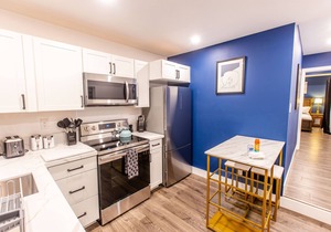 New Pacific Beach Zen Studio! Hot Tub, A/C, Parking, Outdoor shower, BBQ, Desk