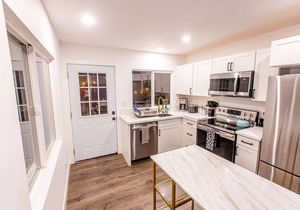 New Pacific Beach Zen Studio! Hot Tub, A/C, Parking, Outdoor shower, BBQ, Desk