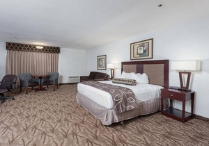 ONE FANTASTIC KING UNIT! POOL, HOT-TUB, SPA, PARKING!