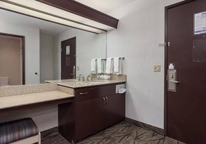 ONE FANTASTIC KING UNIT! POOL, HOT-TUB, SPA, PARKING!