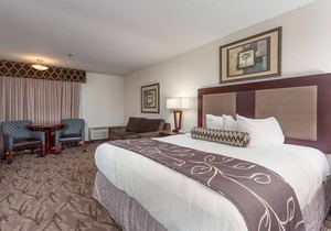 ONE MAJESTIC KING UNIT! POOL, HOT-TUB, SPA, PARKING!