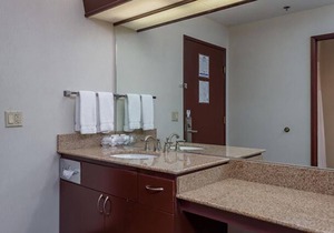 ONE MAJESTIC KING UNIT! POOL, HOT-TUB, SPA, PARKING!