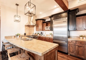 Park City Silver Star Community - Private Hot Tub, Club House & Year-Round Recreation! Ski In- Out !