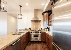 Park City Silver Star Community - Private Hot Tub, Club House & Year-Round Recreation! Ski In- Out !