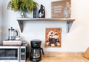 Perfectly Helena - downtown daylight basement apt