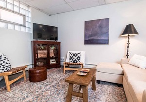 Perfectly Helena - downtown daylight basement apt