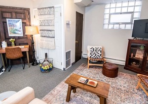 Perfectly Helena - downtown daylight basement apt