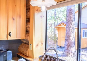 Pet Friendly, Fully Fenced, Luxury Log Cabin with Hot Tub near Sunriver!