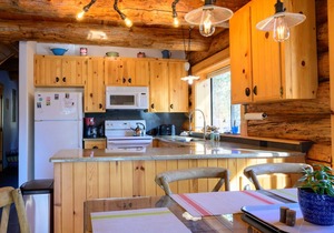 Pet Friendly, Fully Fenced, Luxury Log Cabin with Hot Tub near Sunriver!