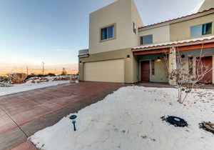 PetFriendlyHome/Private HOT TUB with a lots of space to relax inside and outside