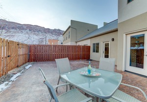 PetFriendlyHome/Private HOT TUB with a lots of space to relax inside and outside