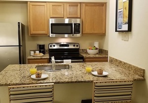 Pleasant Stay! w/ Kitchen, Parking, Pets Allowed, Near Fire Museum of Memphis!