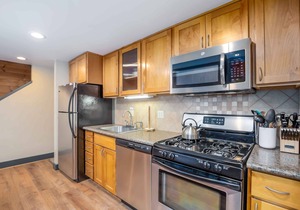 POLE06 - Classic Pole House Cabin, Dog Friendly, Private Hot Tub & Gas BBQ