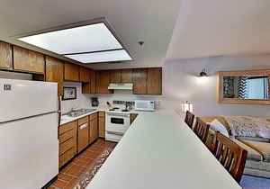 Powder Pointe Condo w/ Hot Tub - Walk to Three Kings Lift!
