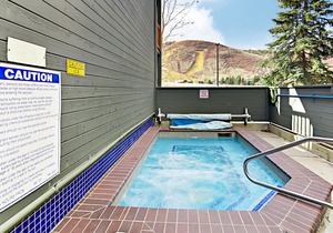 Powder Pointe Condo w/ Hot Tub - Walk to Three Kings Lift!