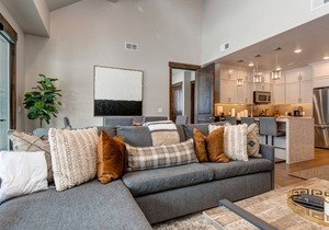 Prime Location, Community Amenities, Chef's kitchen + BBQ! Great Views!