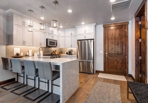 Prime Location, Community Amenities, Chef's kitchen + BBQ! Great Views!