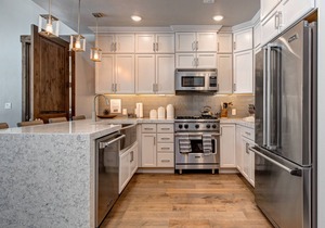 Prime Location, Community Amenities, Chef's kitchen + BBQ! Great Views!