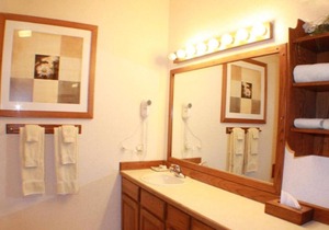 Relaxing Ranch Stay! Free Parking & Breakfast, Pool, Fishing, Horseback Riding