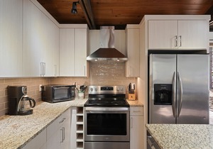 Remodeled! Close to Village, SHARC Passes, Hot Tub, Bikes, Luxury Linens