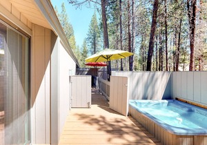Remodeled home with hot tub, SHARC passes, close to Sunriver Village - dogs OK