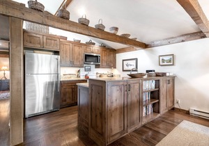 Roomy townhome next to golf course with lovely deck & Teton views from living room