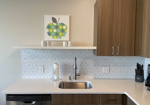 Sensational 2 Bed Travel Apartment Within Walking Distance to Riverpark Square