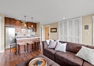 Seventh Mountain Resort Top Floor View Condo, Close to Outdoors, Close to Bend