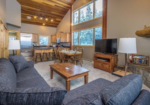 Ski-in/out condo w/great views, electric burning fireplace & great location! - Big Horn Powder Run