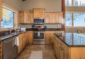 Ski-in/out condo w/great views, electric burning fireplace & great location! - Big Horn Powder Run