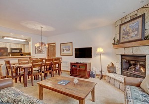 Ski-in/ski-out, Hot tubs and sauna, Fireplace, Sleeps 8!