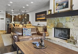 SkyRun Elegance on Main Street w/Private Hot Tub B202. Walk to Town Lift!