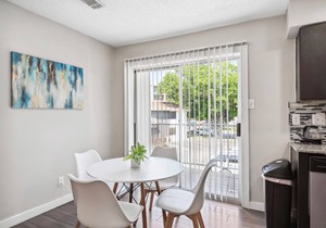 Spacious and Fun King Bed 2BR, 5 Min to DT