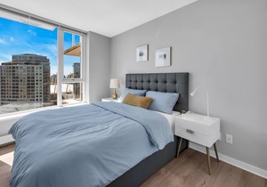Spacious downtown 2-bedroom-highrise with view, pool, gym