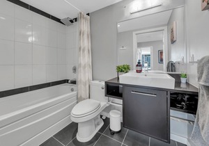 Spacious downtown 2-bedroom-highrise with view, pool, gym