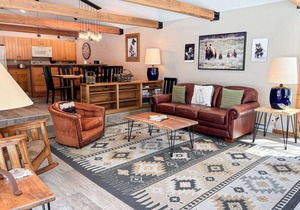 Spacious home with deck, washer/dryer, mountain views & high-speed WiFi