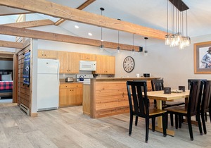 Spacious home with deck, washer/dryer, mountain views & high-speed WiFi