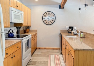 Spacious home with deck, washer/dryer, mountain views & high-speed WiFi