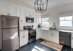 Starland District Cottage - Foodie Getaway!