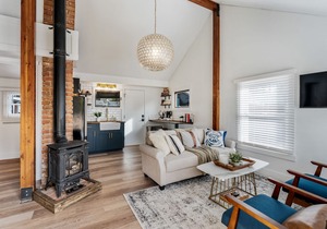 Stay 208: Gorgeous renovated modern farmhouse cottage