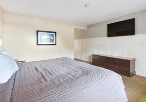 Stay in the Glacier Suite for breathtaking views of Kelleys Island 116