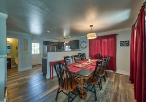 Steps from Downtown Cody - Spacious home that sleeps 10!