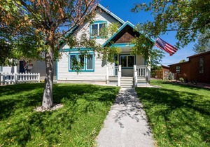 Steps from Downtown Cody - Spacious home that sleeps 10!