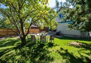 Steps from Downtown Cody - Spacious home that sleeps 10!