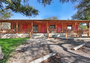 Suite with Two Queen Beds Minutes from Downtown!