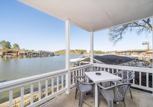 The Hamilton Lakefront Studio 18 - Upper Unit