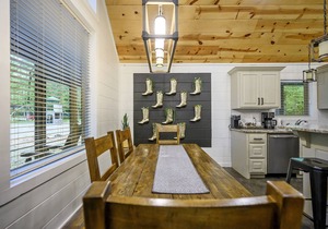 Themed Cabin Retreat:Pool Table/Hot Tub/Selfie Wall