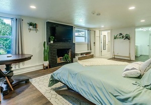 Tracktown Charmer- 1 Bedroom Studio