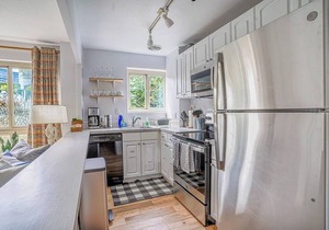Tranquil 2BR downtown condo, Parking, King bed